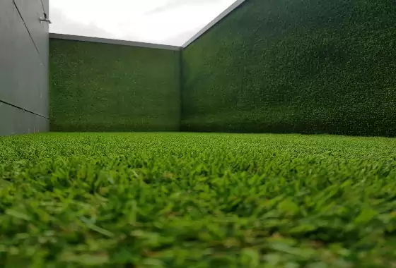 Césped artificial decorativo en jardín instalado en Alcobendas
