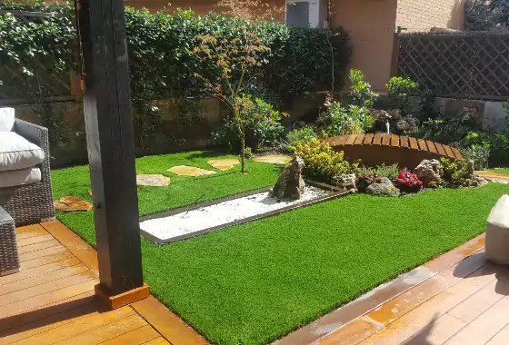 Césped artificial para jardín familiar instalado en Alcobendas