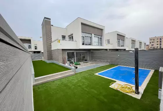 Césped artificial para piscinas instalado en Alcobendas