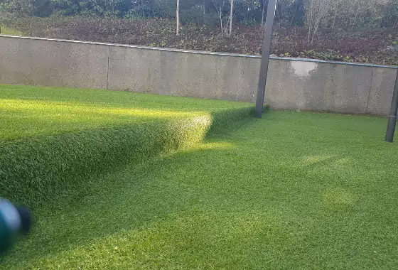 Instalación de césped artificial en jardín de Alcobendas