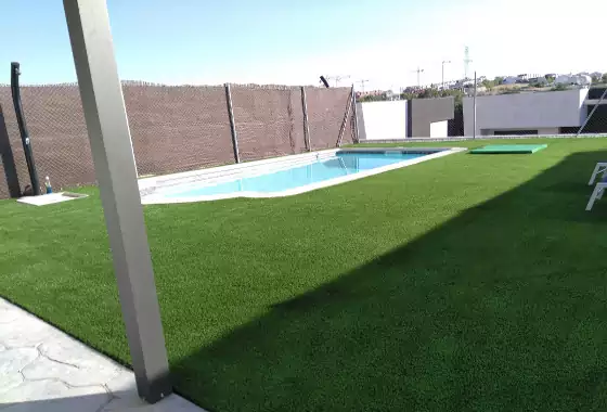 Instalación de césped artificial sobre hormigón en Alcobendas