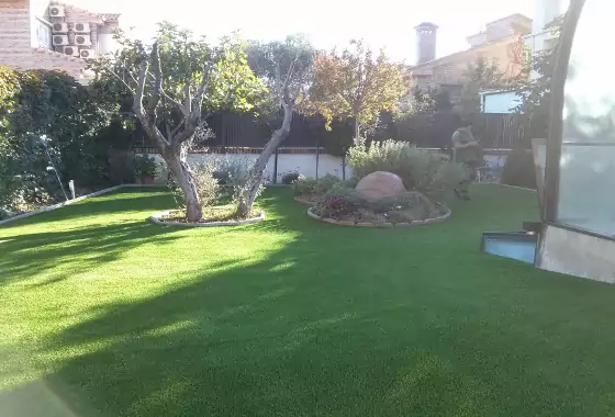 Jardín con césped artificial recién instalado en Alcobendas
